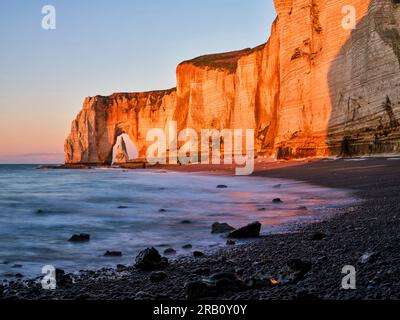 Aiguille d'Etretat vue à travers Manneporte, Normandie. Banque D'Images