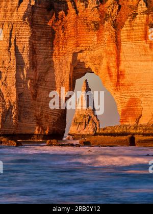 Aiguille d'Etretat vue à travers Manneporte, Normandie. Banque D'Images