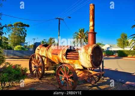 Vieille machine à vapeur rouillée sous le soleil couchant dans la ville minière de Westonia, en Australie occidentale Banque D'Images