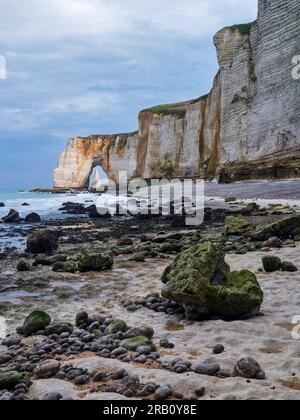 Aiguille d'Etretat vue à travers Manneporte, Normandie. Banque D'Images