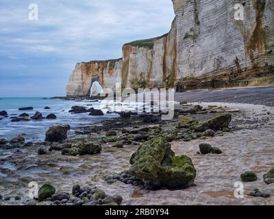 Aiguille d'Etretat vue à travers Manneporte, Normandie. Banque D'Images