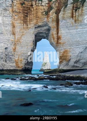 Aiguille d'Etretat vue à travers Manneporte, Normandie Banque D'Images