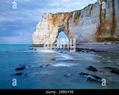 Aiguille d'Etretat vue à travers Manneporte, Normandie Banque D'Images