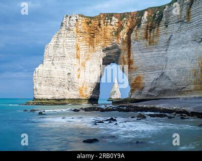 Aiguille d'Etretat vue à travers Manneporte, Normandie Banque D'Images