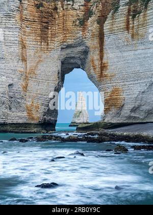 Aiguille d'Etretat vue à travers Manneporte, Normandie Banque D'Images