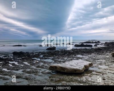 Promenade sur la plage à la Pointe de la Courtine, Normandie. Banque D'Images