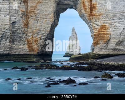 Aiguille d'Etretat vue à travers Manneporte, Normandie Banque D'Images