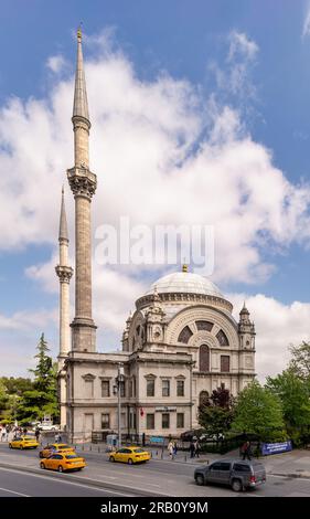 Istanbul, Turquie - 7 mai 2023: Vue de la rue Mebusan Mebusan Mebusan donnant sur la Mosquée de style baroque Dolmabahce, située au bord de l'eau de Kabatas, dans le quartier de Beyoglu Banque D'Images