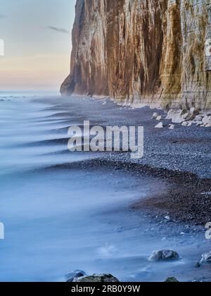 falaise, côte de craie, falaises de craie, à voir, vue, beauté pittoresque lieu pittoresque, impressionnisme, plage, pierre, plage de pierres, plage de pierres, falaise, mur de craie, surf, vague, eau Banque D'Images