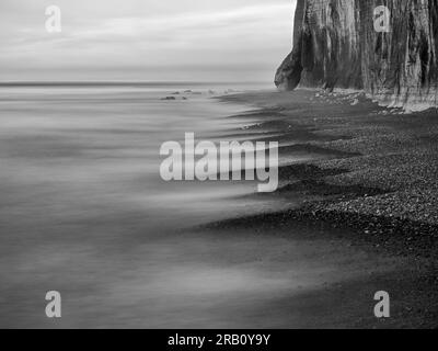 falaise, côte de craie, falaises de craie, à voir, vue, beauté pittoresque lieu pittoresque, impressionnisme, plage, pierre, plage de pierres, plage de pierres, falaise, mur de craie, surf, vague, eau Banque D'Images