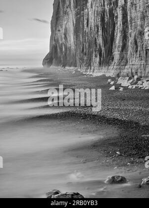 falaise, côte de craie, falaises de craie, à voir, vue, beauté pittoresque lieu pittoresque, impressionnisme, plage, pierre, plage de pierres, plage de pierres, falaise, mur de craie, surf, vague, eau Banque D'Images