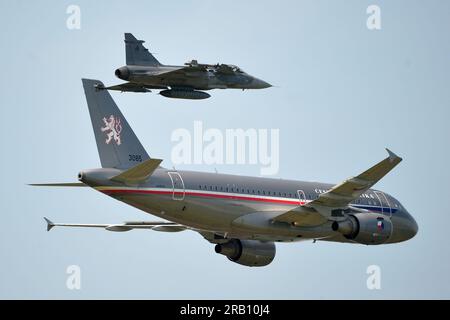 Prague, République tchèque. 6 juillet 2023. Photo d'illustration d'un survol d'un avion du gouvernement de la République tchèque (prise le 2023 mai). L'Airbus A319 (CEF01) spécial du gouvernement avec JAS-39 Gripen emmène le président ukrainien Vladimir Zelensky à Prague. Le président ukrainien Volodymyr Zelensky devrait arriver pour des pourparlers à Prague le jeudi 6 juillet 2023. (Image de crédit : © Slavek Ruta/ZUMA Press Wire) USAGE ÉDITORIAL SEULEMENT! Non destiné à UN USAGE commercial ! Banque D'Images