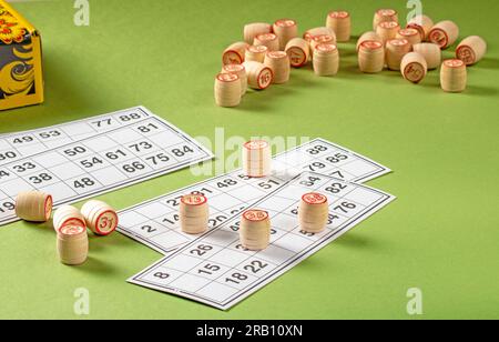 Accessoires pour le jeu de société Russian Lotto sur le fond d'une table de jeu verte. Banque D'Images