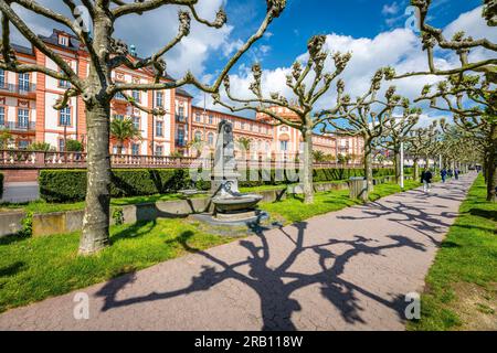 City Palace à Wiesbaden-Biebrich, résidence baroque des ducs de Nassau avec un grand parc dans lequel se déroulent les célèbres tournois de saut d'obstacles à Whitsun Banque D'Images