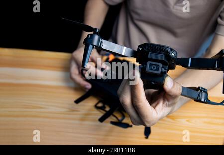 Close up of a man blured test du drone. Banque D'Images