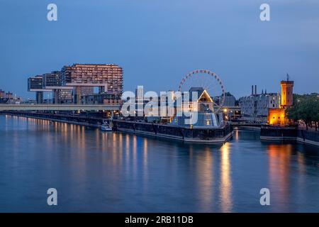 Musée du chocolat avec grande roue et Rhin au crépuscule. Cologne, Rhénanie du Nord-Westphalie, Allemagne. Banque D'Images