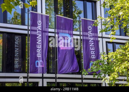 Essen, Rhénanie-du-Nord-Westphalie, Allemagne - Brenntag, logo de l'entreprise sur les drapeaux devant la façade du siège de Brenntag, l'entreprise est leader mondial dans la distribution de produits chimiques et d'ingrédients Banque D'Images