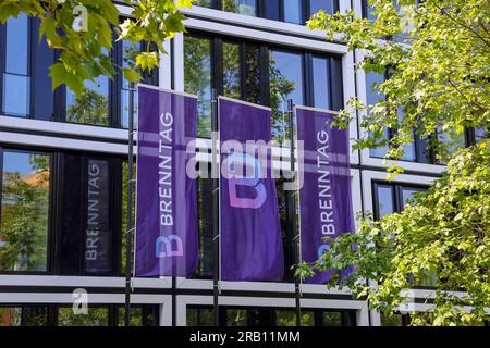 Essen, Rhénanie-du-Nord-Westphalie, Allemagne - Brenntag, logo de l'entreprise sur les drapeaux devant la façade du siège de Brenntag, l'entreprise est leader mondial dans la distribution de produits chimiques et d'ingrédients Banque D'Images