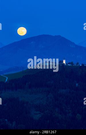 Waidhofen an der Ybbs, montée de pleine lune, hameau et église Windhag, poiriers en fleurs, prairies, fermes à Mostviertel, Basse-Autriche, Autriche Banque D'Images