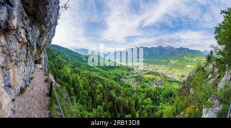 Bad Goisern am Hallstättersee, mur rocheux Ewige Wand, vue sur Bad Goisern et la montagne Dachstein (arrière) et la montagne Ramsaugebirge (droite) dans Salzkammergut, haute-Autriche, Autriche Banque D'Images