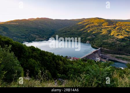 Lac Perucac et barrage de barrage d'eau sur la rivière Drina en Serbie avant le coucher du soleil. Banque D'Images