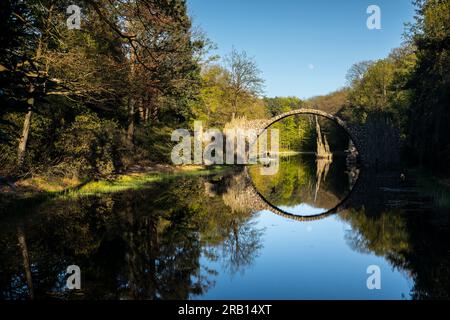 Europe, Allemagne, Saxe, Gablenz, Rakotzbrücke à Azalea et Rhododendron Park Kromlau Banque D'Images
