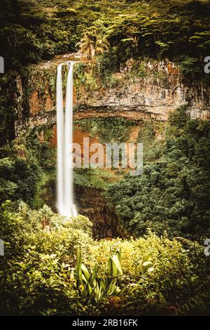 Belle double cascade tombant dans une gorge tropicale semi-circulaire. Cascade de Chamarel dans le parc national de Black River, Maurice Banque D'Images