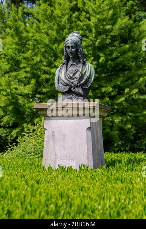 Allemagne, Havixbeck, Baumberge, Muensterland, Westphalie, Rhénanie du Nord-Westphalie, château de Huelshoff, château à douves, Renaissance, lieu de naissance et maison parentale du poète Annette von Droste-Huelshoff, buste dans le jardin du château Banque D'Images