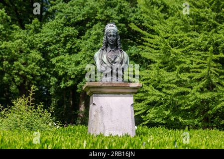 Allemagne, Havixbeck, Baumberge, Muensterland, Westphalie, Rhénanie du Nord-Westphalie, château de Huelshoff, château à douves, Renaissance, lieu de naissance et maison parentale du poète Annette von Droste-Huelshoff, buste dans le jardin du château Banque D'Images