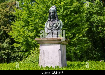 Allemagne, Havixbeck, Baumberge, Muensterland, Westphalie, Rhénanie du Nord-Westphalie, château de Huelshoff, château à douves, Renaissance, lieu de naissance et maison parentale du poète Annette von Droste-Huelshoff, buste dans le jardin du château Banque D'Images