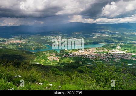 Vue sur la vallée du non avec son plus grand lac de Santa Giustina, Europe, Italie, Trentin Tyrol du Sud, Cles, Province de trente Banque D'Images