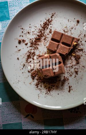 Ritter Sport chocolat noir avec morceaux sur plaque blanche Banque D'Images