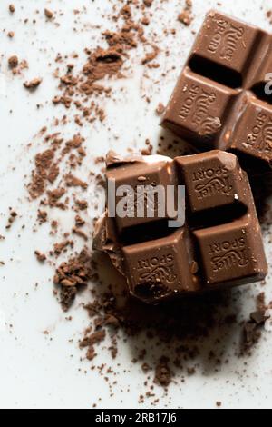 Ritter Sport chocolat noir avec morceaux sur plaque blanche Banque D'Images