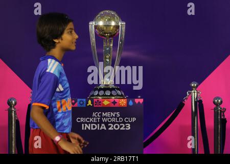 Kolkata, Inde. 06 juillet 2023. 06 juillet 2023, Kolkata, Inde : les élèves regardent de plus près le trophée de la coupe du monde masculine ICC du Conseil international de cricket, lors d'une visite du trophée dans une école. Le 6 juillet 2023 à Kolkata, en Inde. (Photo de Dipa Chakraborty/ crédit : EYEPIX Group/Alamy Live News Banque D'Images