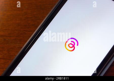 Vancouver, CANADA - juillet 5 2023 : logo de l'application threads visible sur l'écran d'un iPhone. Threads est une application SNS en ligne appartenant à la société américaine Meta Platforms Inc. Banque D'Images