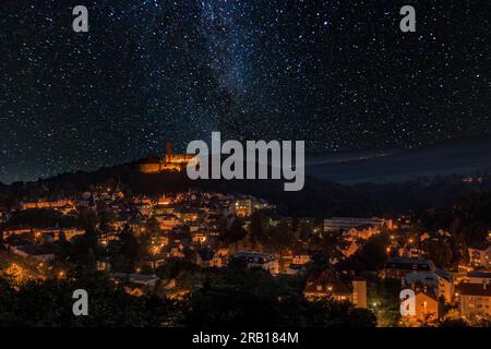 Vue de nuit de Königstein avec les ruines du château dans la forêt, vue au-dessus du village dans le ciel étoilé, la nuit, Taunus, Hesse, Allemagne Banque D'Images