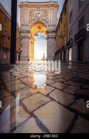 L'Arco da Rua Augusta, un magnifique arc de triomphe du 18e siècle avec des figures sculptées du lever du soleil à Lisbonne, Portugal Banque D'Images