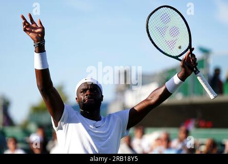 Frances Tiafoe célèbre sa victoire sur Dominic Stricker lors de la quatrième journée des Championnats de Wimbledon 2023 au All England Lawn tennis and Croquet Club de Wimbledon. Date de la photo : jeudi 6 juillet 2023. Banque D'Images