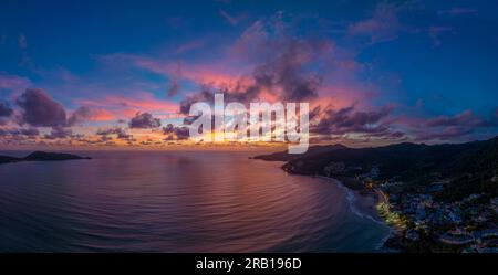 Vue panoramique aérienne scène romantique ciel rose sur le coucher du soleil à Patong Beach. fond abstrait de la nature. Coucher de soleil avec rayons de lumière rouge vif et autres atmos Banque D'Images