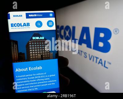 Personne tenant un téléphone portable avec la page Web de la société américaine de technologie de l'eau Ecolab Inc. Sur l'écran devant le logo. Concentrez-vous sur le centre de l'écran du téléphone. Banque D'Images