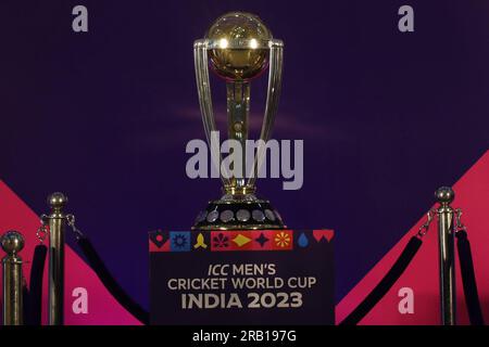 Kolkata, Inde. 06 juillet 2023. Vue générale du trophée de la coupe du monde de cricket lors de la tournée du trophée de la coupe du monde de cricket masculin ICC dans une école. Le 6 juillet 2023 à Kolkata, en Inde. (Image de crédit : © Dipa Chakraborty/eyepix via ZUMA Press Wire) USAGE ÉDITORIAL SEULEMENT! Non destiné à UN USAGE commercial ! Banque D'Images