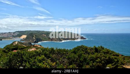 Vue sur le village et la baie de São Martinho do Porto au Portugal Banque D'Images