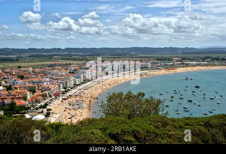 Vue sur le village et la baie de São Martinho do Porto au Portugal Banque D'Images