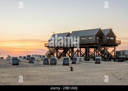 Vue sur la plage de St. Peter Ording au coucher du soleil à marée basse Banque D'Images