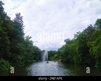 Lac et fontaine dans le parc dendrologique national Sofiyivka, Uman, Ukraine à la journée ensoleillée d'été. Banque D'Images