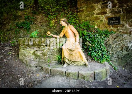 Niederheimbach sur le Rhin moyen, chemin de conte de fées à voir, figure, conte de fées, Roi grenouille, fontaine, Site du patrimoine mondial Banque D'Images