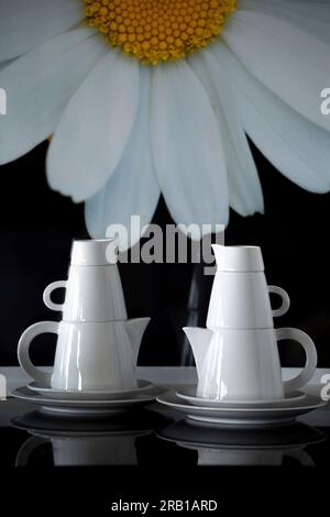 Deux ensembles de café en porcelaine blanche, image de fleur de Marguerite en arrière-plan Banque D'Images