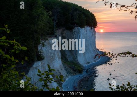 Lever de soleil au Wissower Klinken, falaises de craie dans le parc national de Jasmund, île de Rügen, Sassnitz, Mecklembourg-Poméranie occidentale, Allemagne Banque D'Images