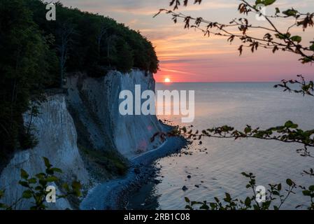 Lever de soleil au Wissower Klinken, falaises de craie dans le parc national de Jasmund, île de Rügen, Sassnitz, Mecklembourg-Poméranie occidentale, Allemagne Banque D'Images