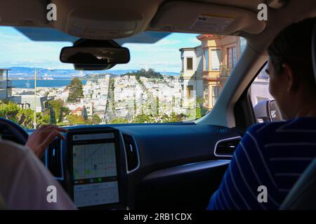 Connu comme la rue la plus tordue dans la section du monde de Lombard Street avec huit virages en épingle à cheveux d'une voiture descendant San Francisco Californie USA Banque D'Images